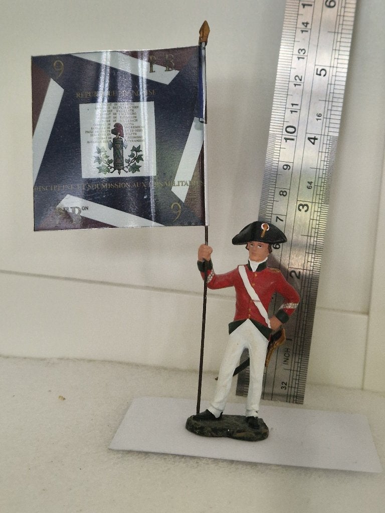tinnen soldaat (leger Napoleon) met vlag 11, Ophalen of Verzenden, Zo goed als nieuw