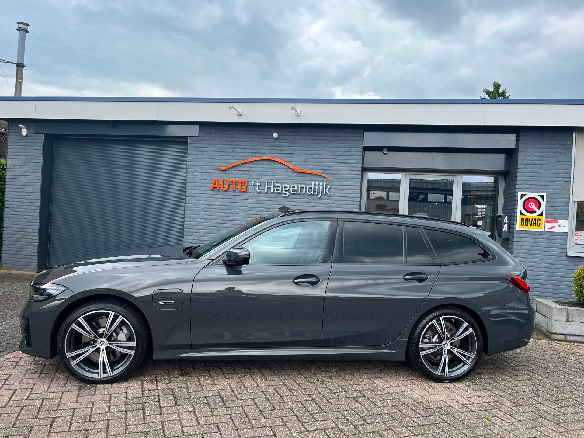 BMW 3-serie Touring 330e xDrive M-sport pano trekh laser 19", 1998 cc, Gebruikt, Zwart, 4 cilinders