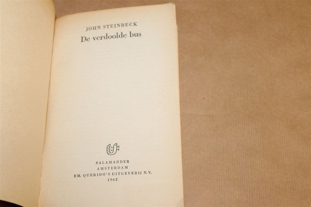 De Verdoolde Bus — Steinbeck 1962, Vintage uitg. Querido, Boeken, Ophalen of Verzenden, Gelezen
