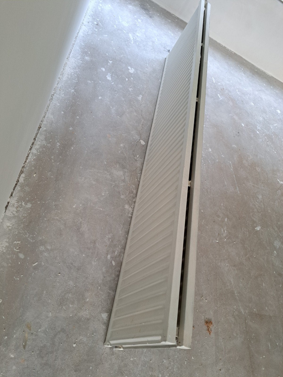 Lange radiator, 220 cm, ideaal voor grote ruimtes, Doe-het-zelf en Verbouw, Verwarming en Radiatoren, 30 tot 80 cm, Gebruikt, Radiator