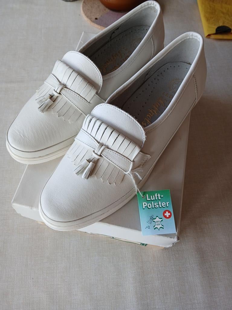 Nieuwe witte dames instappers met kwastjes - Maat 38, Kleding | Dames, Schoenen, Nieuw, Instappers, Wit, Ophalen of Verzenden