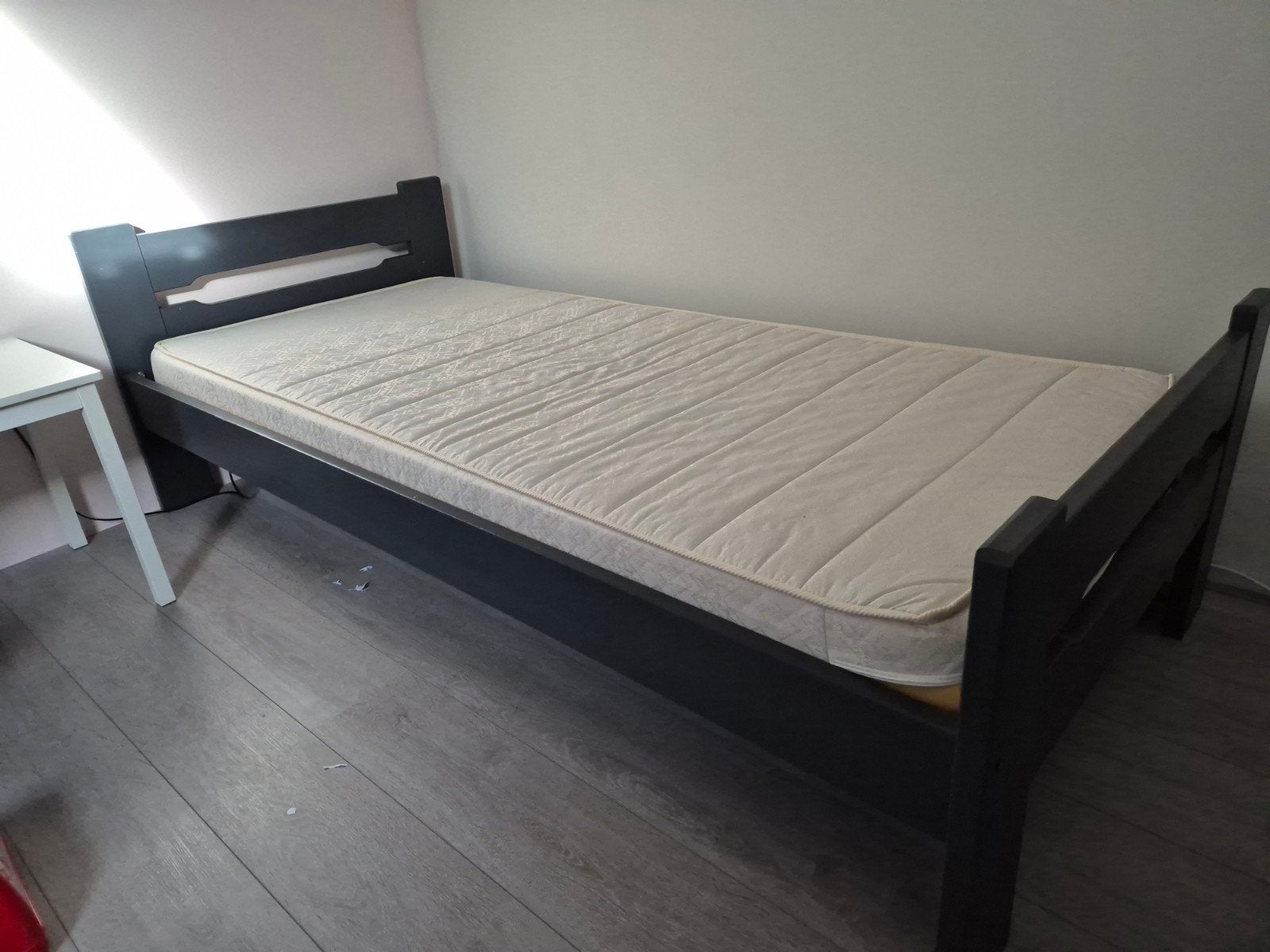 Eenpersoonsbed met matras - Grijs houten frame, Ophalen, Gebruikt, 90 cm, Eenpersoons