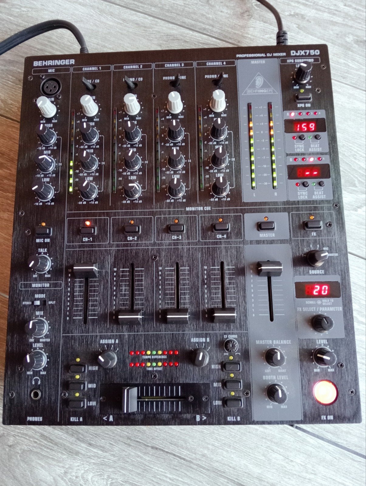 Behringer DJX750 z.g.a.n.!!, Muziek en Instrumenten, Mengpanelen, Ophalen of Verzenden, Zo goed als nieuw, 5 tot 10 kanalen, Microfooningang