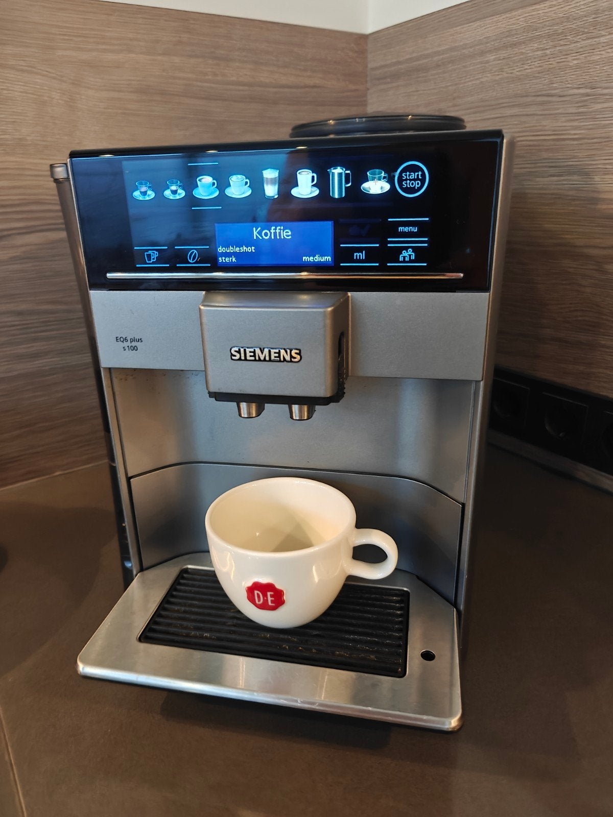 Siemens EQ6 plus s100 koffiebonen machine, hele nette staat, Witgoed en Apparatuur, Koffiezetapparaten, Afneembaar waterreservoir