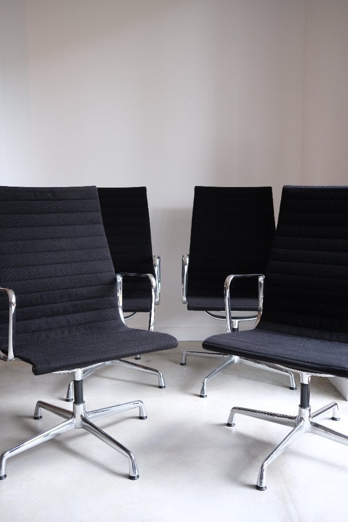 4x Vitra Eames EA112 – zwart Hopsak / chroom, Ophalen, Zo goed als nieuw, Zwart