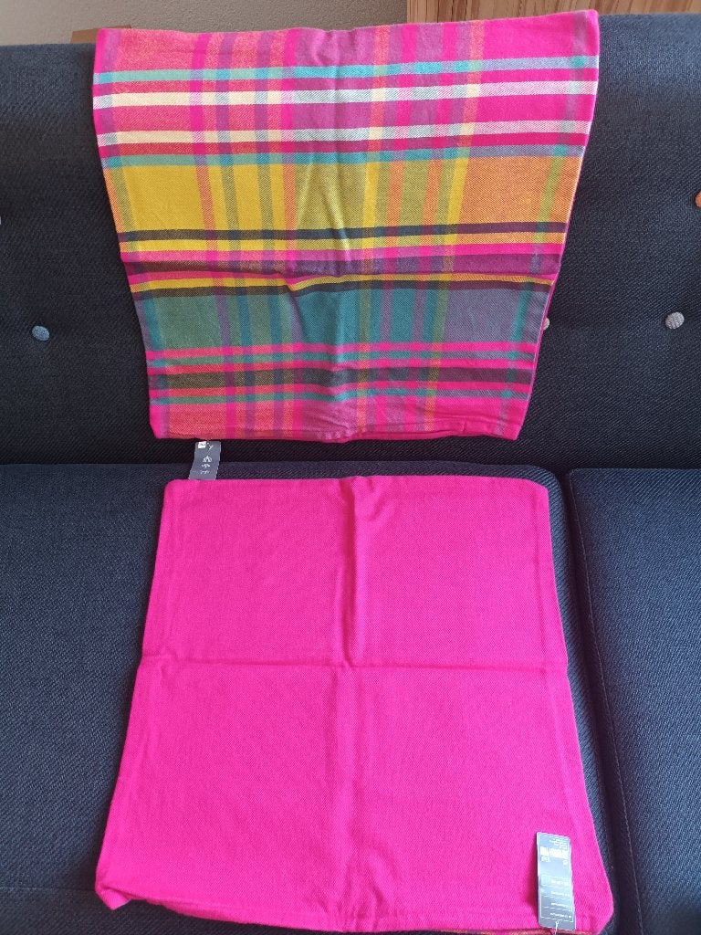 NIEUW Kussenhoes fuchsia (roze) met multicolor 2 stuks, Ophalen, Nieuw, Roze, Vierkant