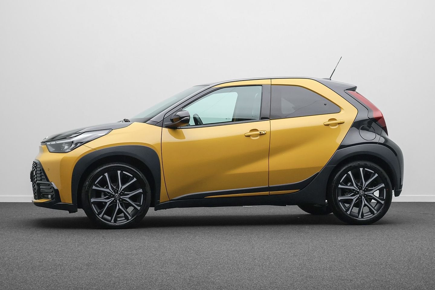 Toyota Aygo X Hybrid 115 GR Sport | DEMO | (bj 2025), Adaptive Cruise Control, 4 stoelen, 116 pk, 26 km/l