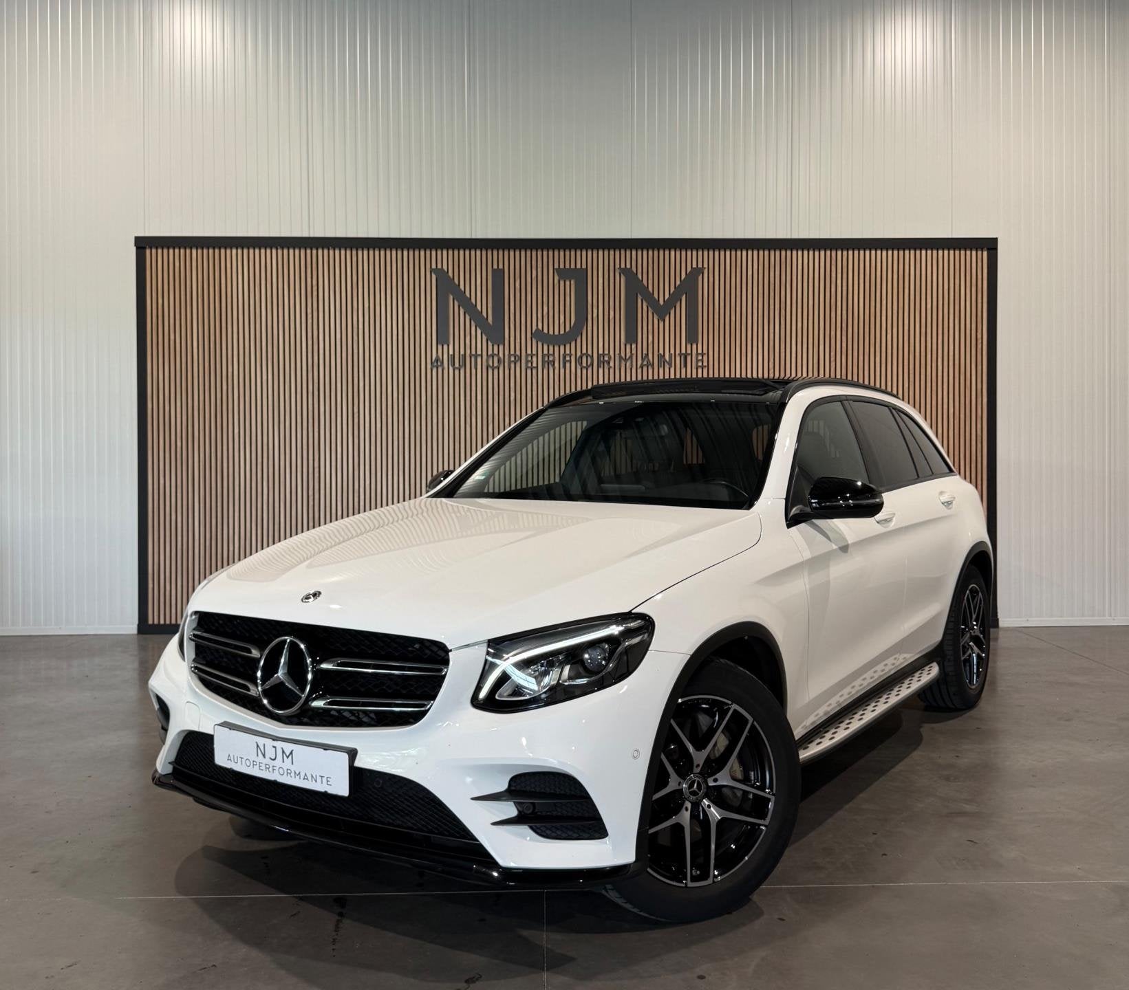 Mercedes-Benz GLC-klasse 250 4MATIC AMG|Pano|Trekhaak|Camera, Auto's, Adaptive Cruise Control, Gebruikt, 4 cilinders, Wit
