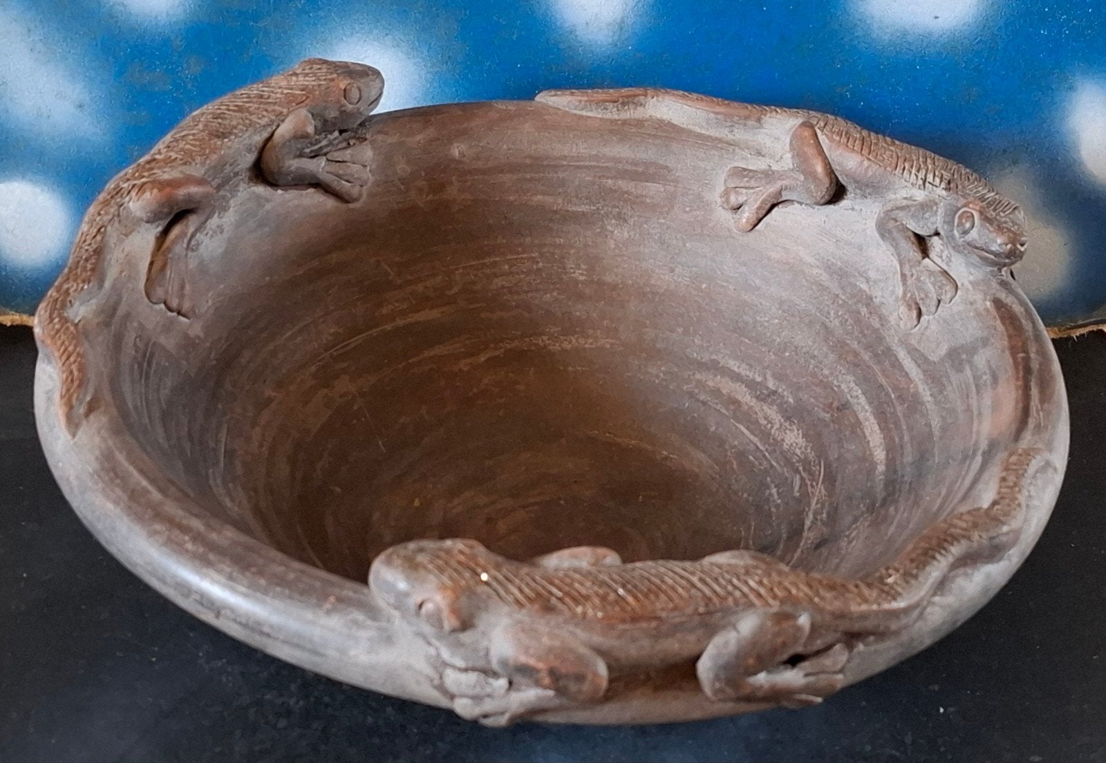 Schaal met varanen. Indonesië. Terra-cotta. 42/13 cm., Porselein of Keramiek, Schaal, Rond, Ophalen of Verzenden