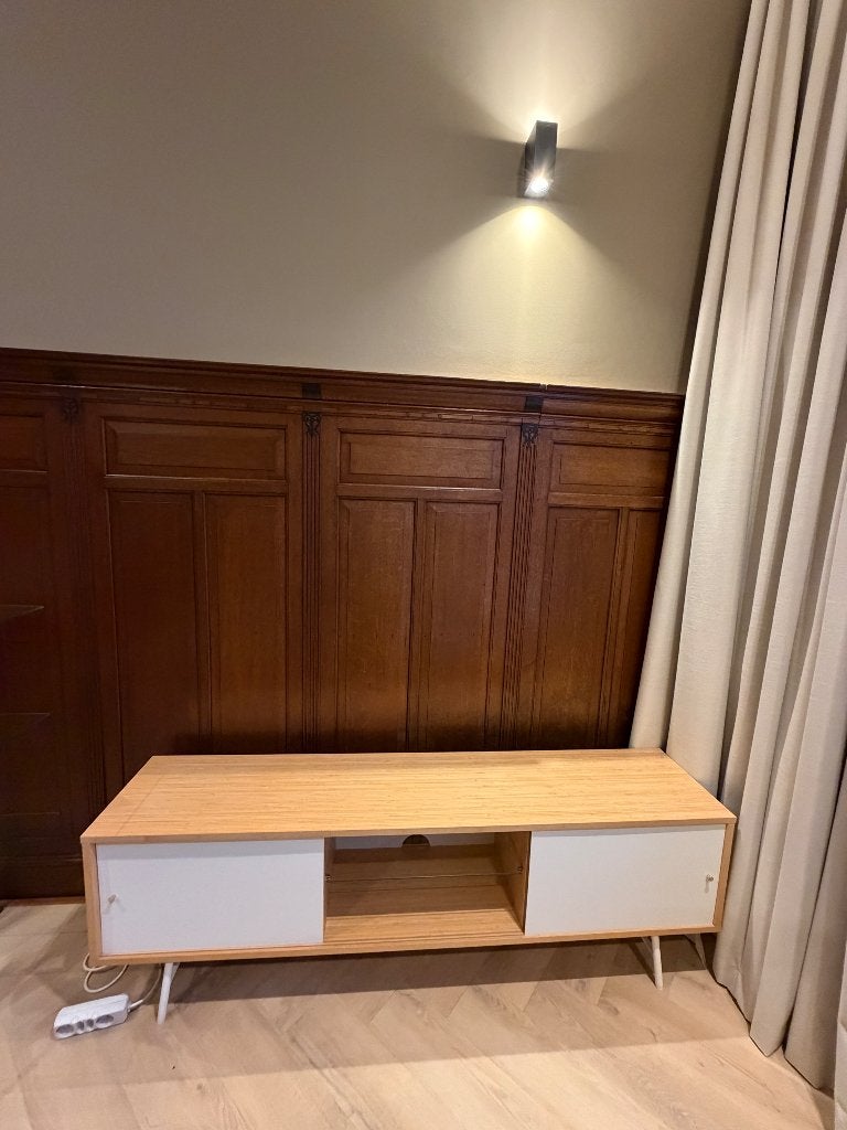 TV meubel, Huis en Inrichting, Kasten | Dressoirs, Ophalen, 150 tot 200 cm, Eikenhout, Zo goed als nieuw