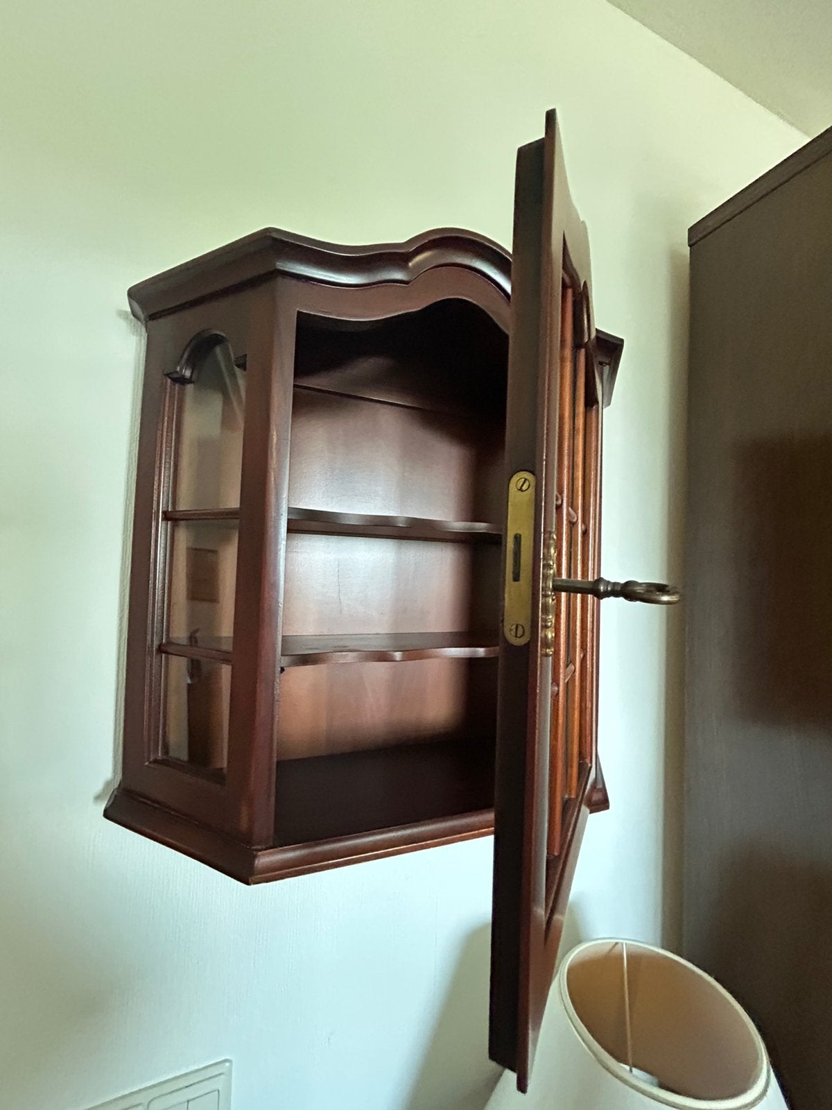 Hangkastje in eikenkleur met glazen deur, Huis en Inrichting, Kasten | Vitrinekasten, Ophalen, Overige materialen, Klassiek, 50 tot 100 cm