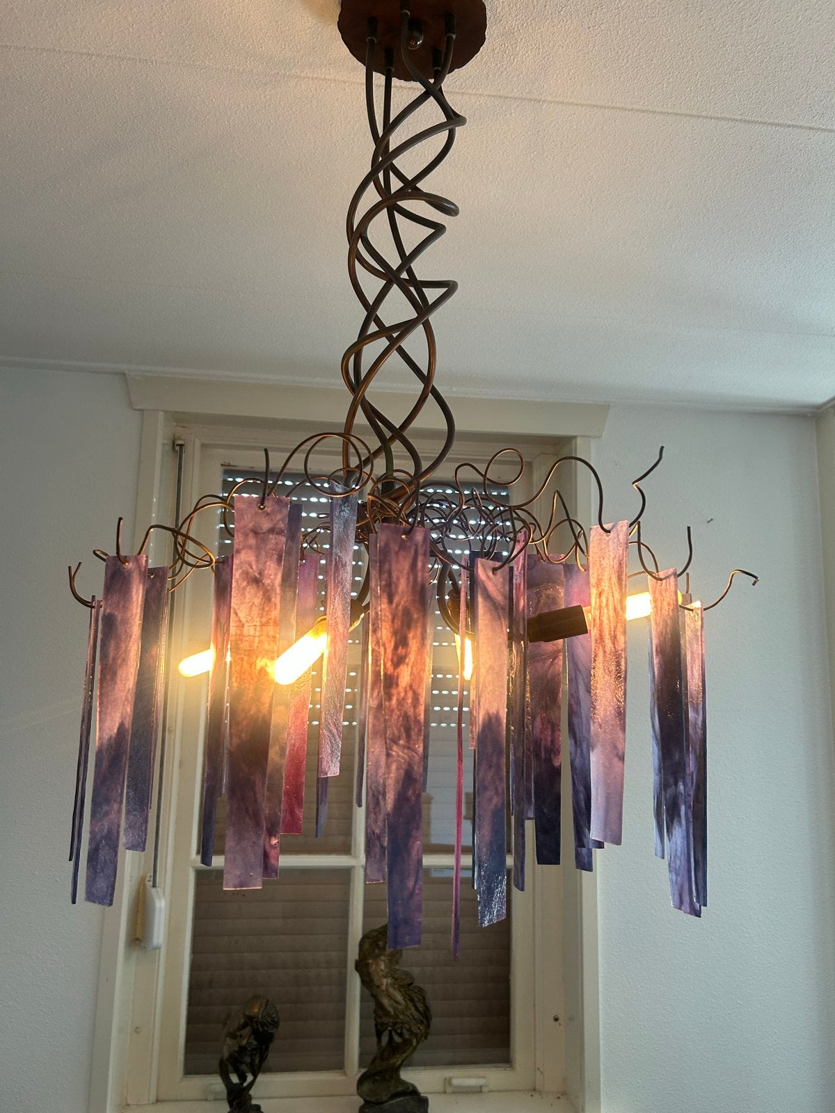 Unieke hanglamp met paarse glazen stroken, Huis en Inrichting, Ophalen, Gebruikt, Metaal, E14 (klein)