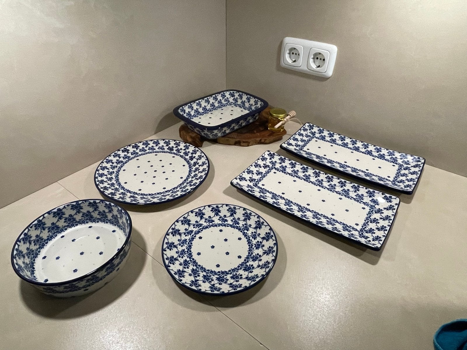 Nieuw Bunzlau servies set - borden, schaal, ovenschaal, Huis en Inrichting, Keuken | Servies, Overige materialen, Overige merken