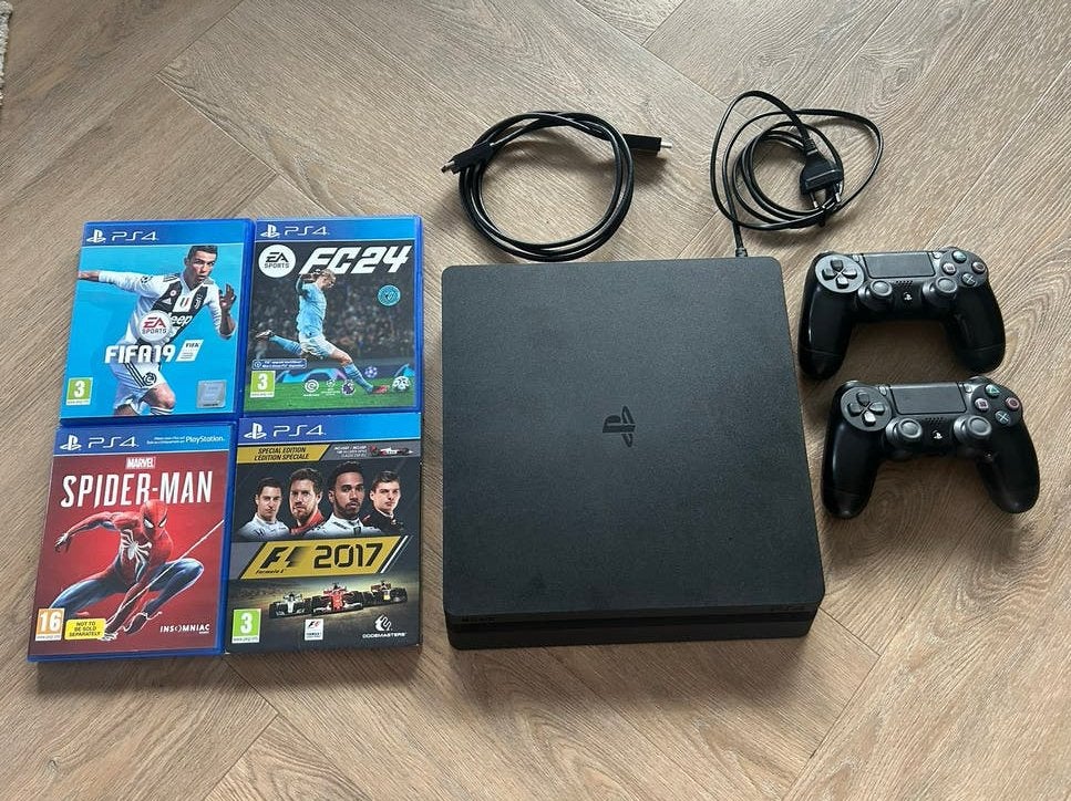 PS4 Slim 1Tb met 2 controllers en 4 games, Met 2 controllers, Ophalen of Verzenden, 1 TB, Slim