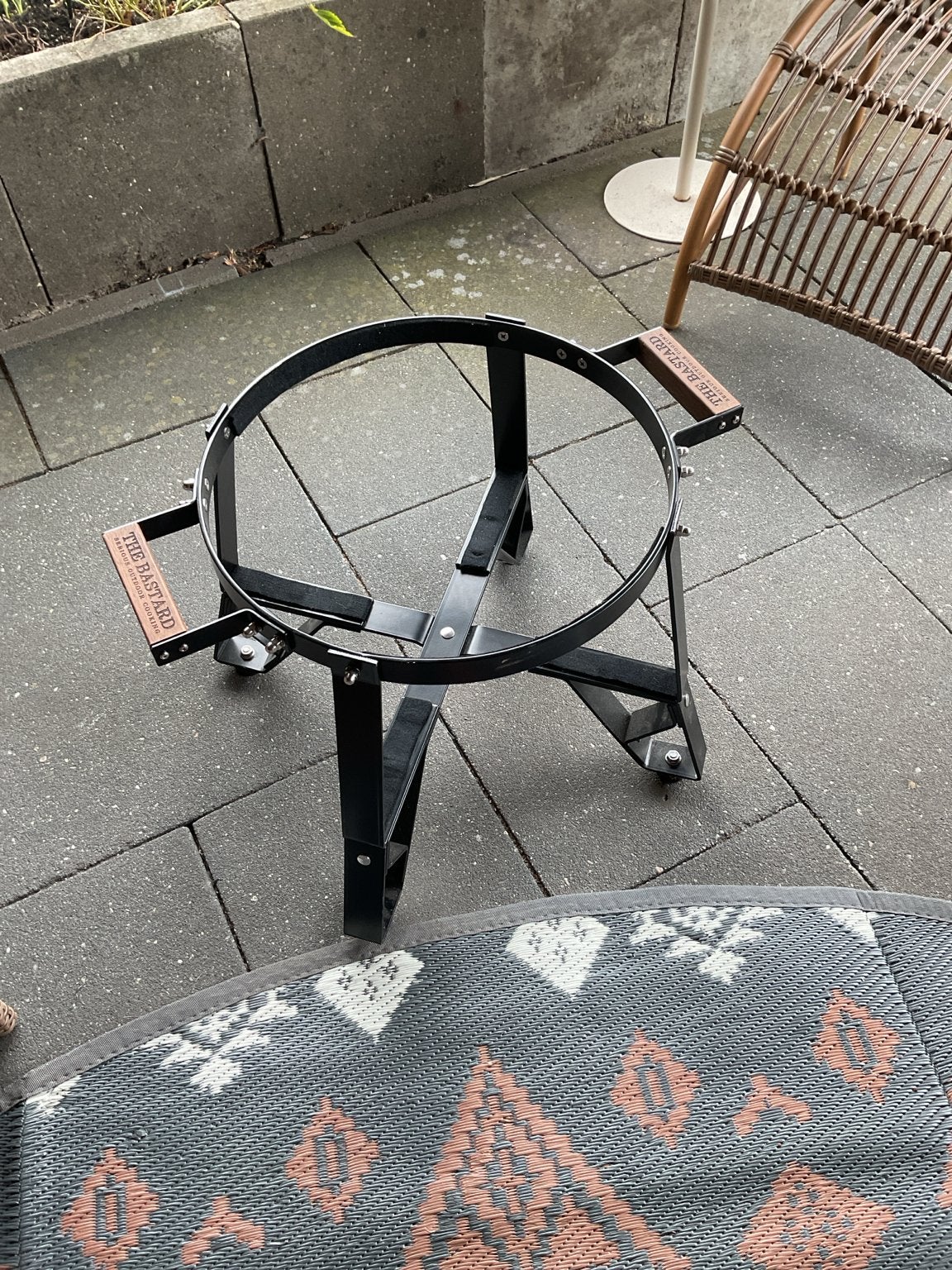 The Bastard Stand compact- Kamado BBQ Onderstel, Ophalen, Zo goed als nieuw