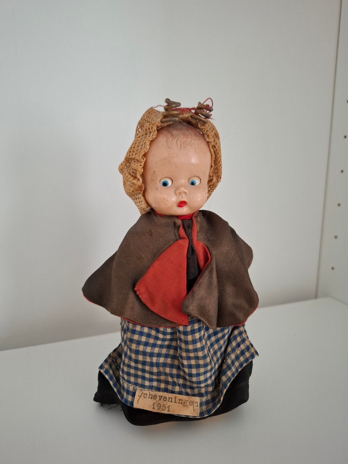 Vintage pop Scheveningen 1951 - Klompen en klederdracht, Verzamelen, Poppen, Ophalen of Verzenden, Gebruikt, Pop