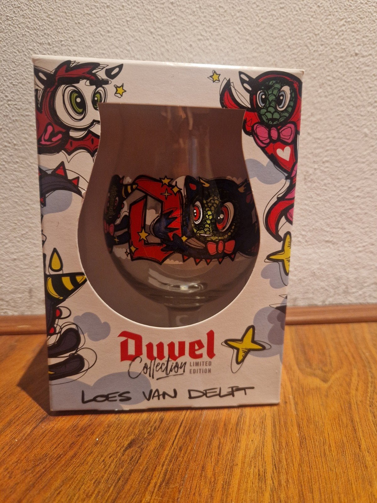 Duvel bierglas Loes van Delft nieuw in doos!, Ophalen of Verzenden, Nieuw, Glas of Glazen, Duvel