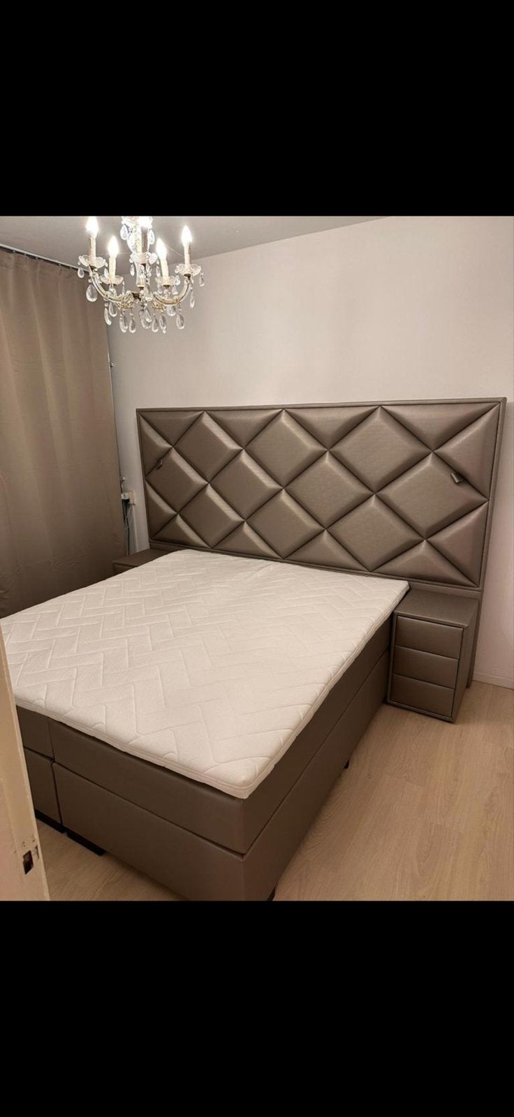Tweepersoons boxspring met hoofdbord en nachtkastjes, Overige materialen, Gebruikt, Bruin, Tweepersoons