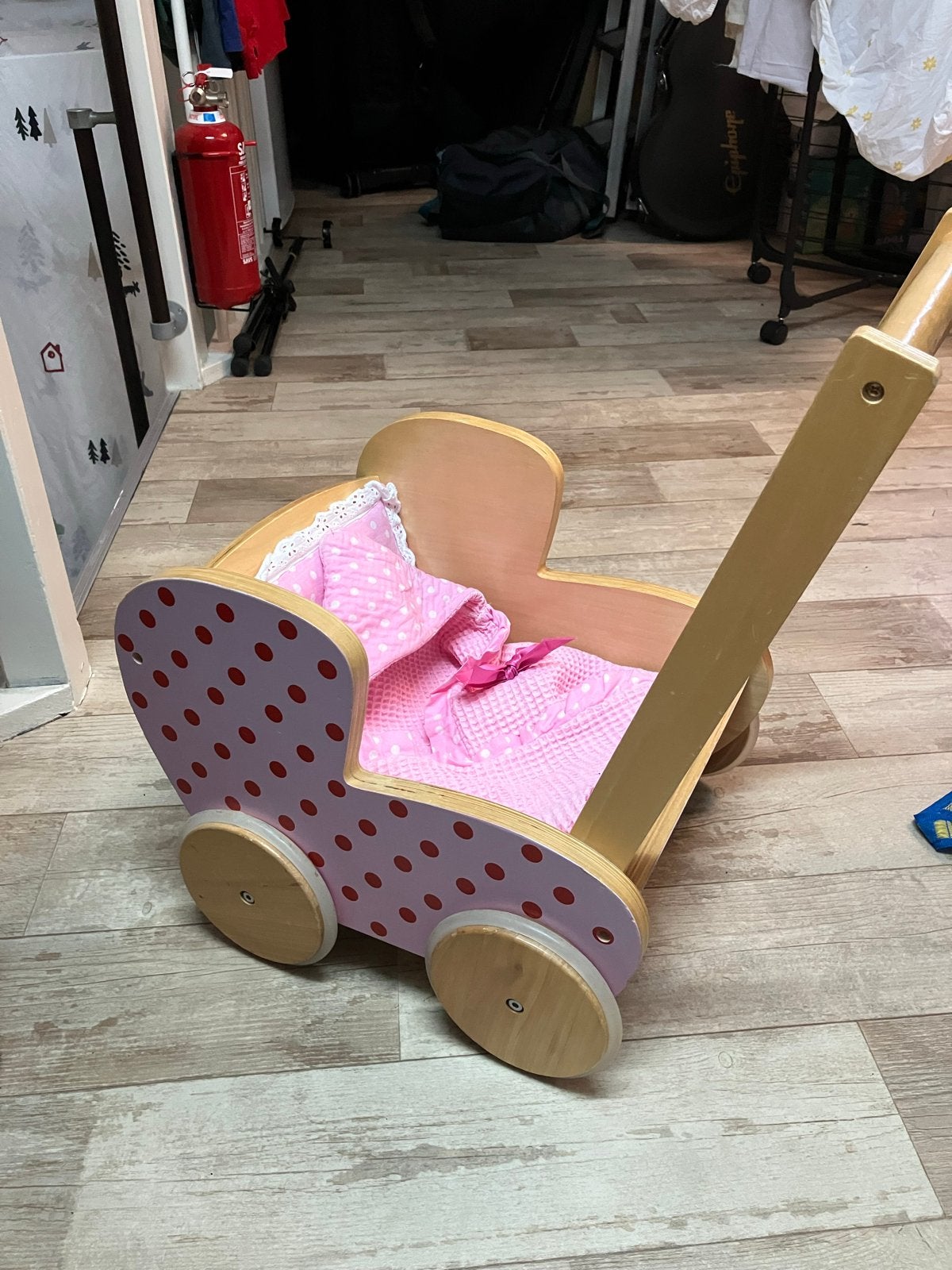 Houten poppenwagen roze stippen met beddengoed, Ophalen, Zo goed als nieuw, Overige typen
