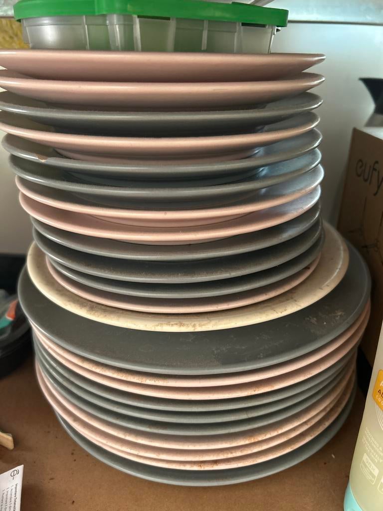 IKEA Borden: 12 kleine, 10 grote. Roze en grijs (gebruikt), Huis en Inrichting, Ophalen, Gebruikt, Keramiek, Bord(en)