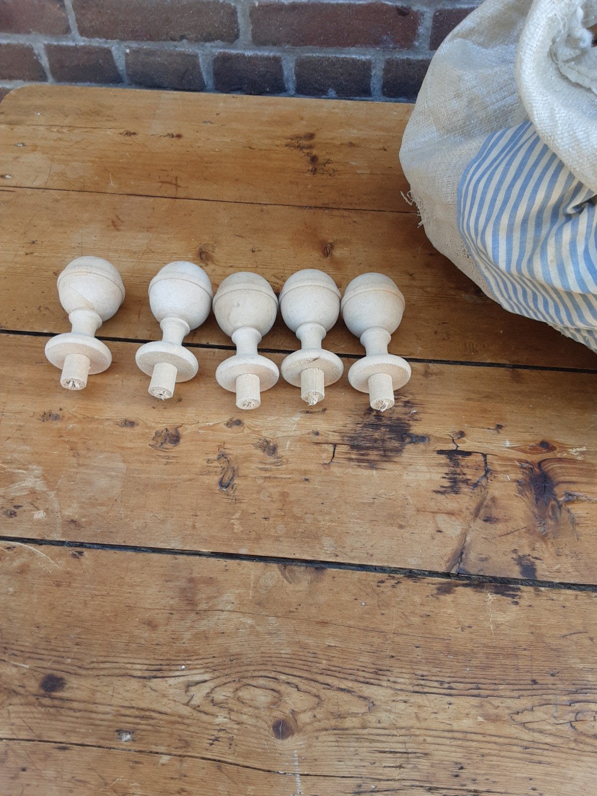 Houten  bol, bedknop, decoratie knop.  Rond de 100 stuks, Ophalen