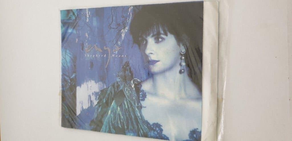 5019 enya - shepherd moons import uit hong kong, Verzenden
