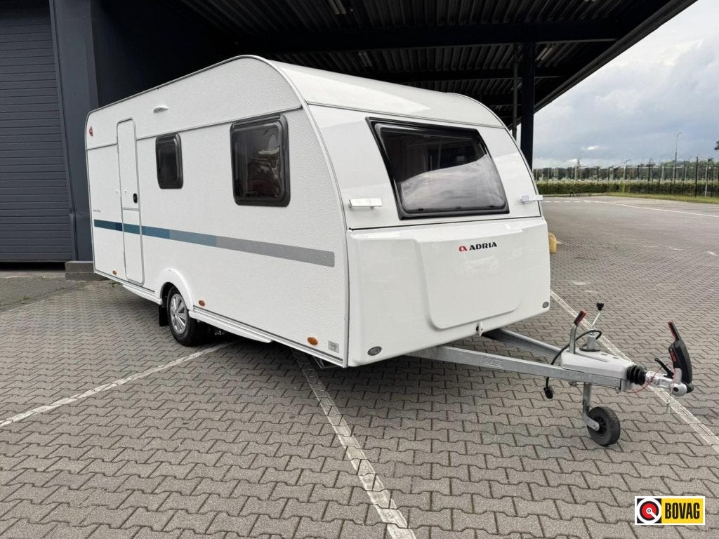 Adria Aviva 492 LU Met lengtebedden, Caravans en Kamperen, Overige typen, Ringverwarming, Bedrijf, 750 - 1000 kg