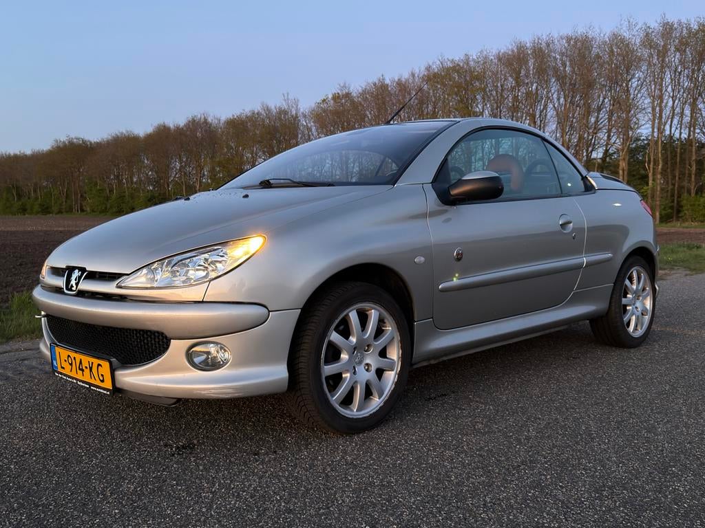 Peugeot 206 1.6 16V CC 2005 Grijs, Auto's, Voorwielaandrijving, 4 cilinders, Cabriolet, 4 stoelen