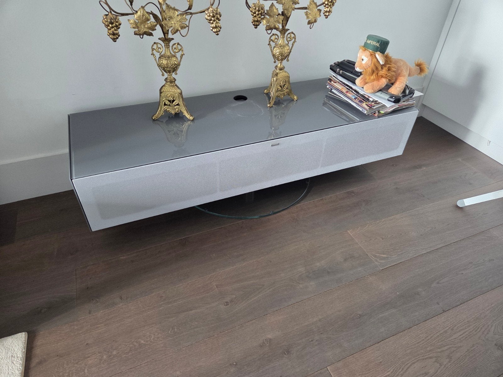 SPECTRAL TV-meubel met draaibare voet en glazen blad, Gebruikt, 100 tot 150 cm, Ophalen of Verzenden, Glas