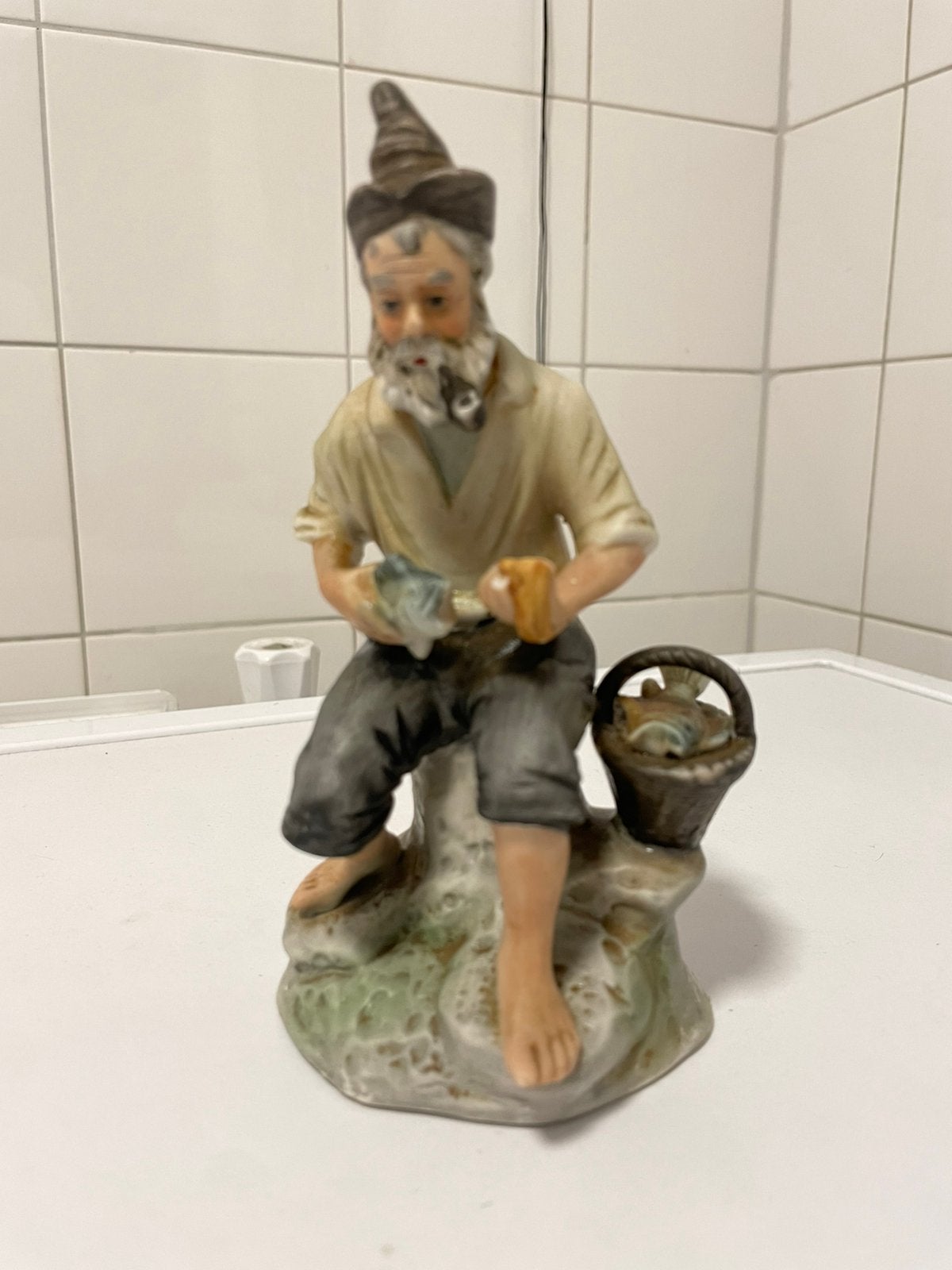 Beeldje van een zittende man met vissen, Ophalen of Verzenden, Zo goed als nieuw, Mens