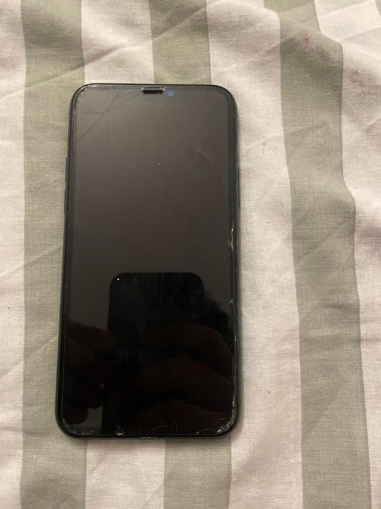 Kapotte iPhone 11 Pro - Voor onderdelen of reparatie €45, Telecommunicatie, Mobiele telefoons | Apple iPhone, Ophalen of Verzenden