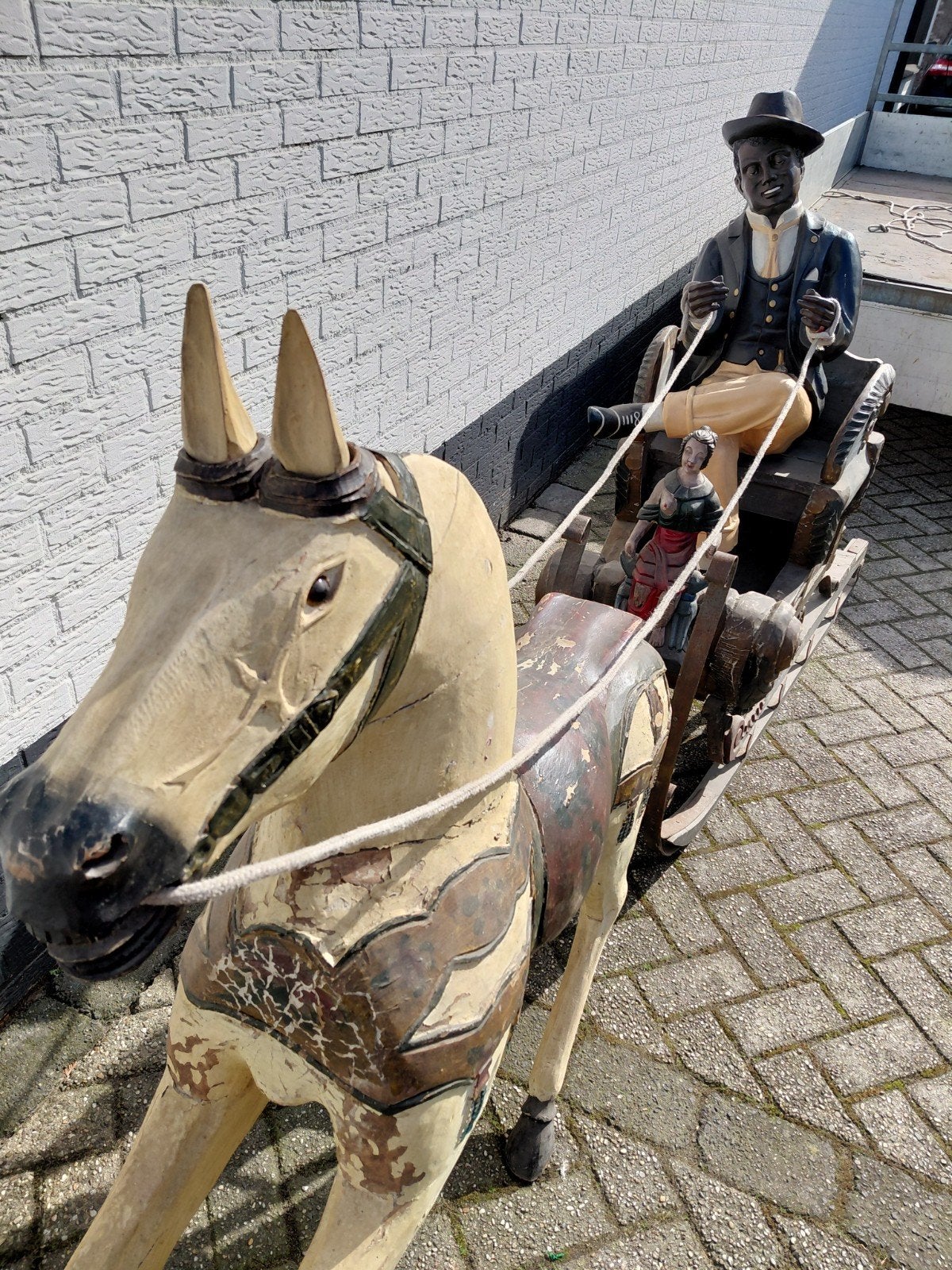 Arreslee met paard en vrolijke koetsier, Ophalen, Gebruikt