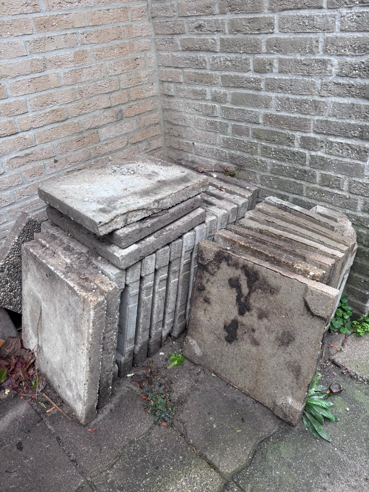 GRATIS Grind- en beton tegels + Opsluitbanden, Ophalen, Gebruikt, Beton, Terrastegels