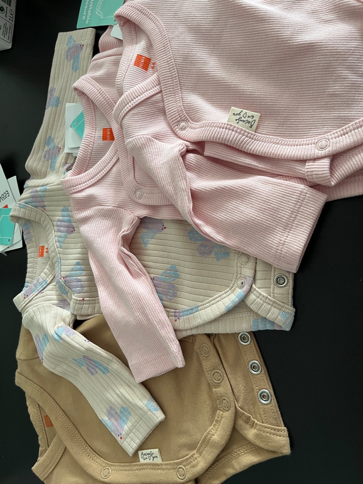 Set van 4 baby rompers - roze, beige en print maat 44, Ophalen of Verzenden, Nieuw, Meisje, Nacht- of Onderkleding