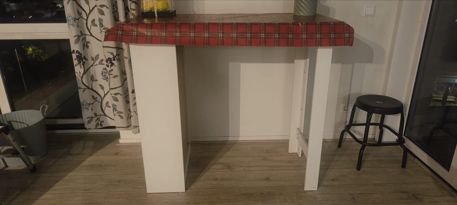 Hoge tafel/bartafel met rood geruit tafelkleed, Ophalen of Verzenden, Gebruikt