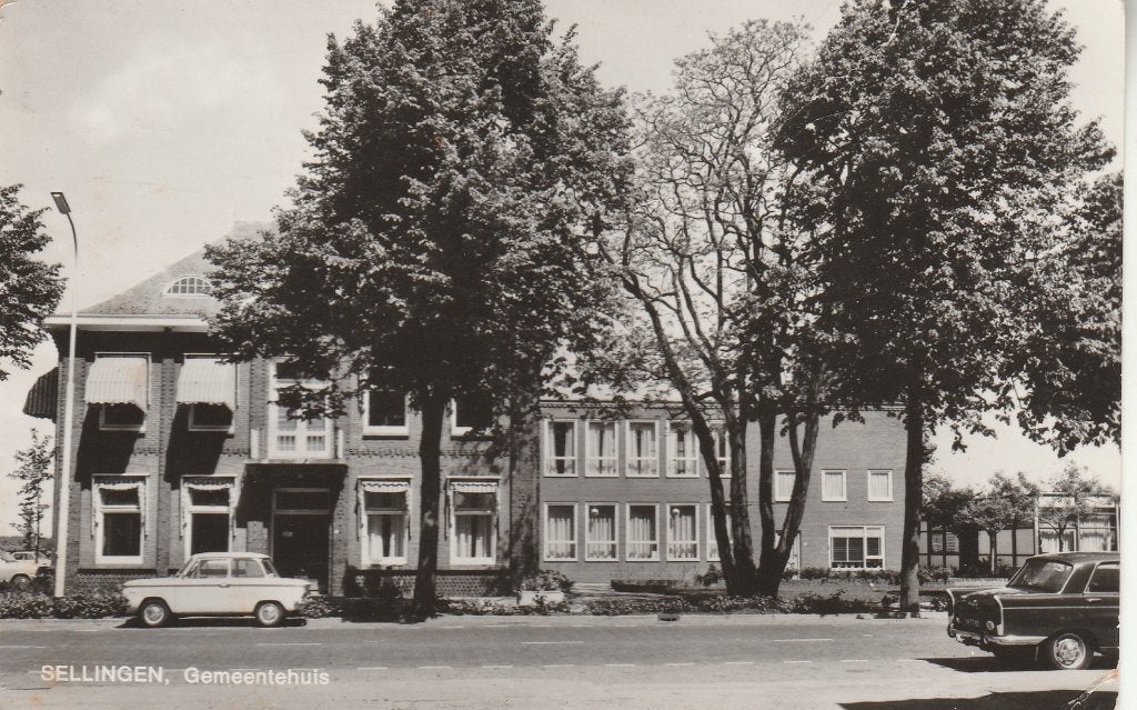Sellingen   Gemeentehuis met NSU Prinz, Ophalen of Verzenden, 1940 tot 1960, Gelopen, Groningen