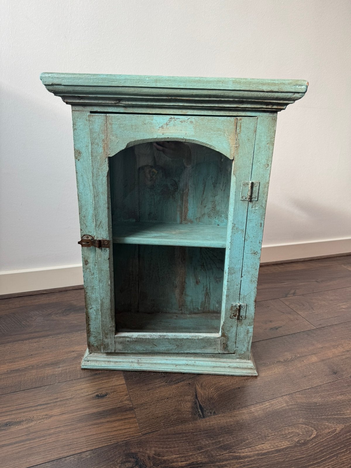 Groen-blauw Indisch houten vitrinekastje, Huis en Inrichting, Minder dan 50 cm, Met deur(en), Zo goed als nieuw, Minder dan 25 cm