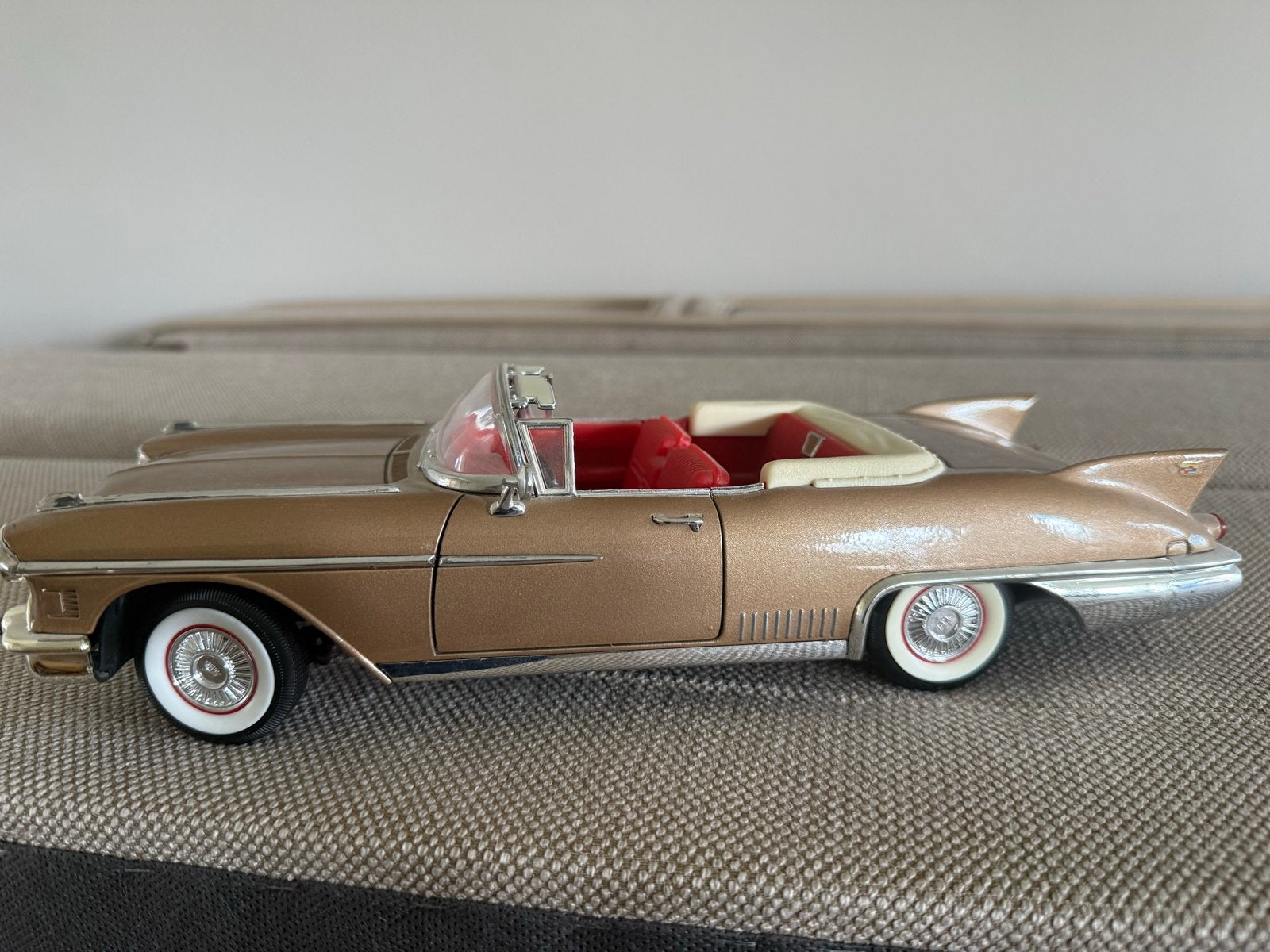 Cadillac Eldorado Biarritz 1958 Schaalmodel - Goud, Hobby en Vrije tijd, Modelauto's | 1:18, Ophalen, Zo goed als nieuw, Auto
