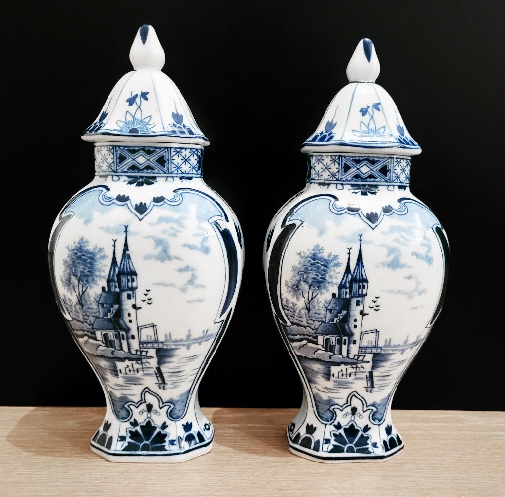 2 Delfts blauwe vazen met deksel, Ophalen of Verzenden