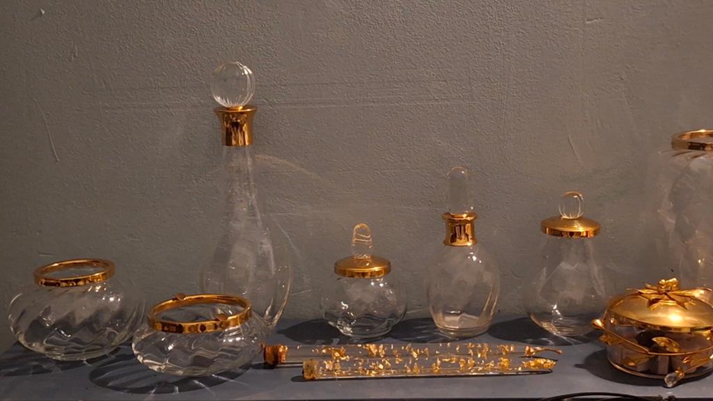 Set van 7 glazen potten/flessen met gouden accenten, Antiek en Kunst, Ophalen of Verzenden