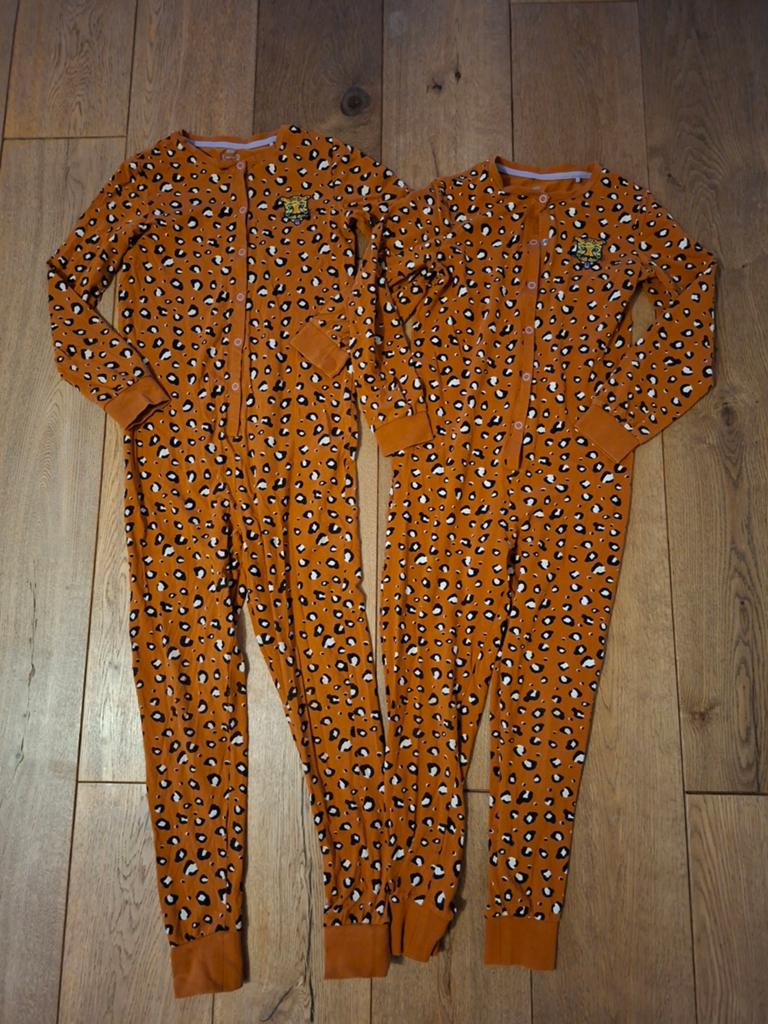 2x WE meisjes pyjama onesie maat 134-140 zgan, Kinderen en Baby's, Kinderkleding | Maat 134, Nacht- of Onderkleding, WE, Meisje