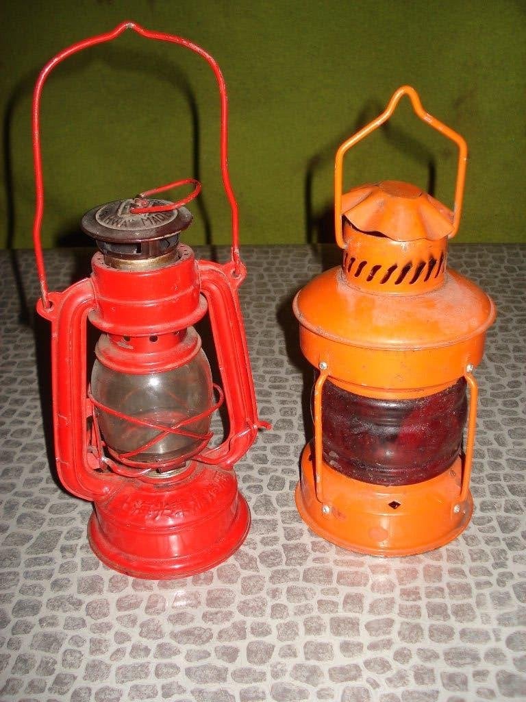 1 stormlamp en 1 lantaarn   Rood en Oranje  , nette staat, Ophalen of Verzenden