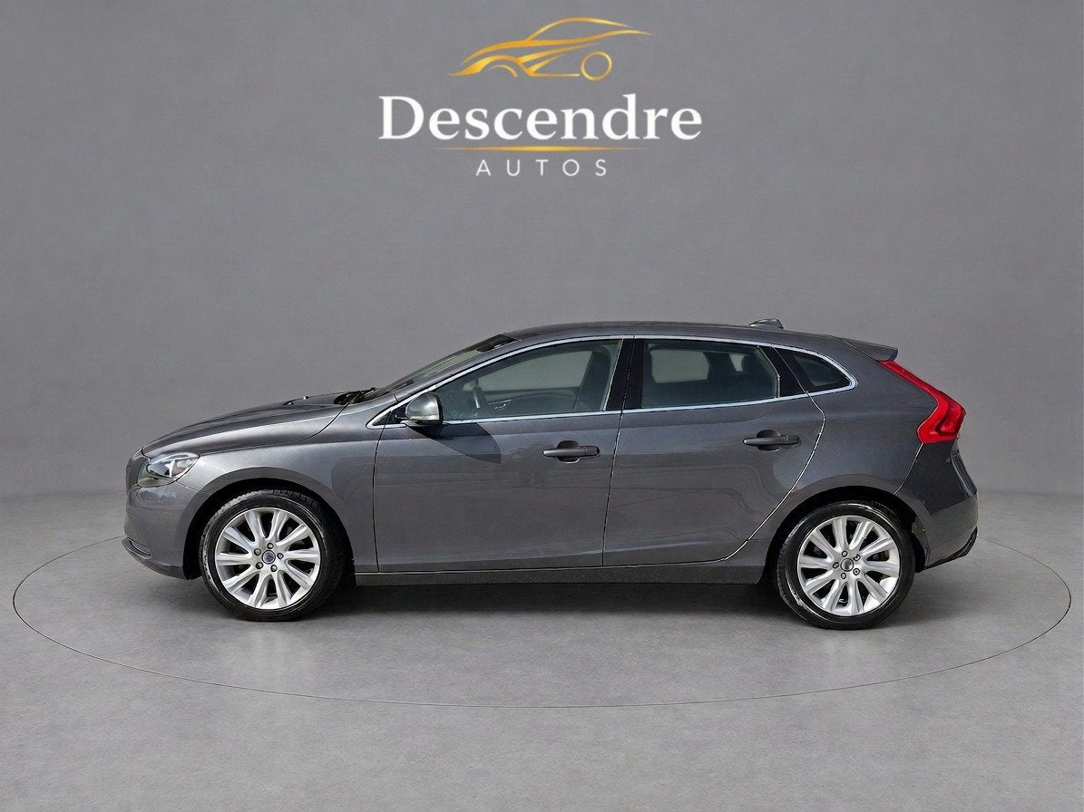 Volvo V40 1.6 T3 Momentum (bj 2014), Voorwielaandrijving, Gebruikt, 4 cilinders, Leder en Stof