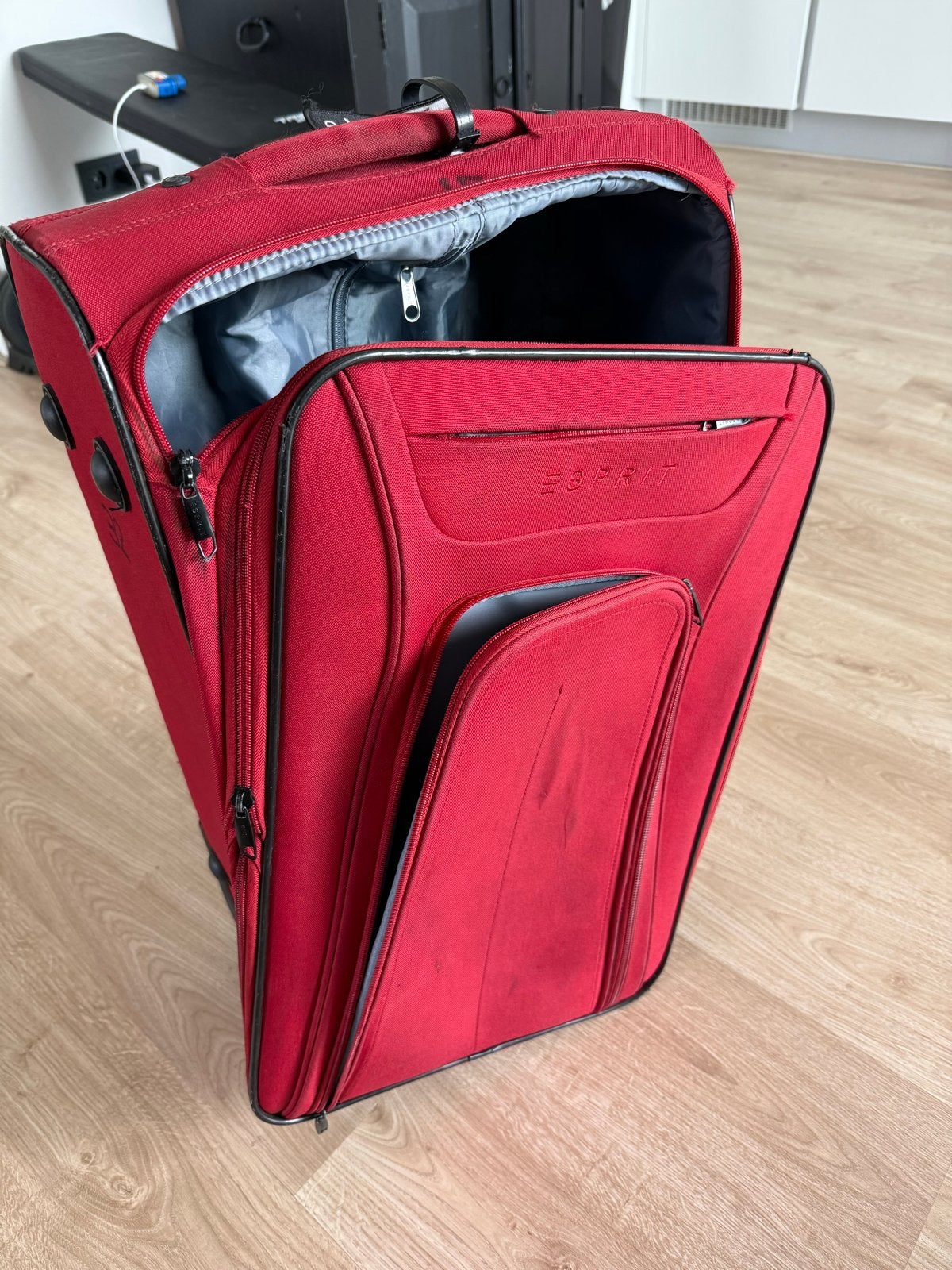 Rode Esprit reiskoffer met wieltjes en uitschuifbare handgre, Ophalen, 30 cm of meer, Gebruikt, 60 tot 80 cm