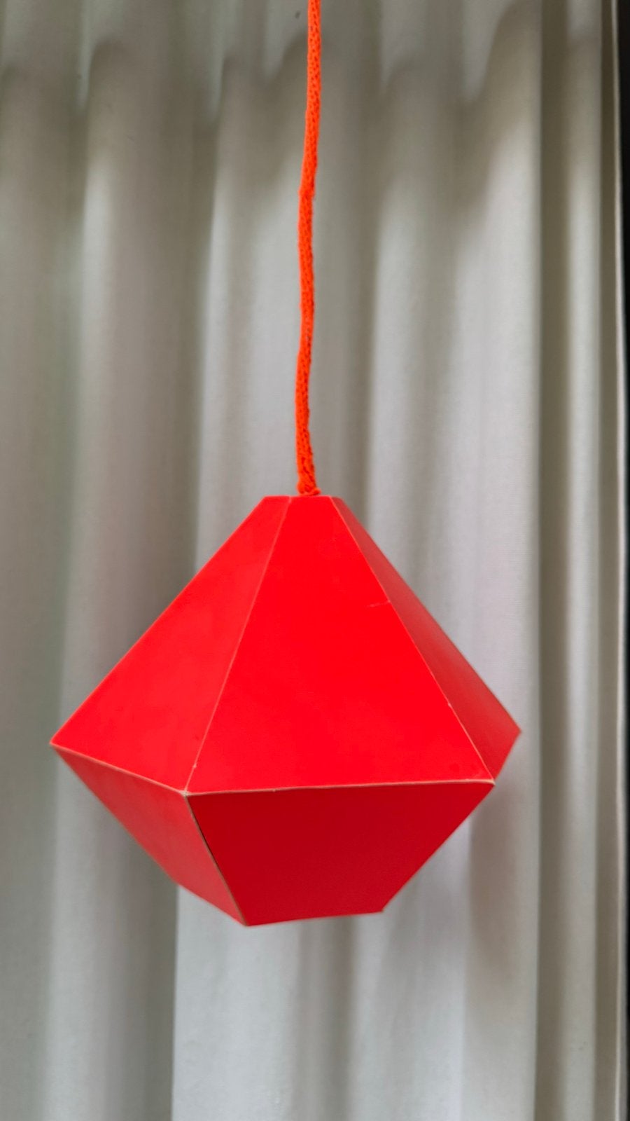 Unieke geometrische hanglamp in fluor oranje, Huis en Inrichting, Lampen | Hanglampen, Ophalen, Overige materialen, Gebruikt, Scandinavisch