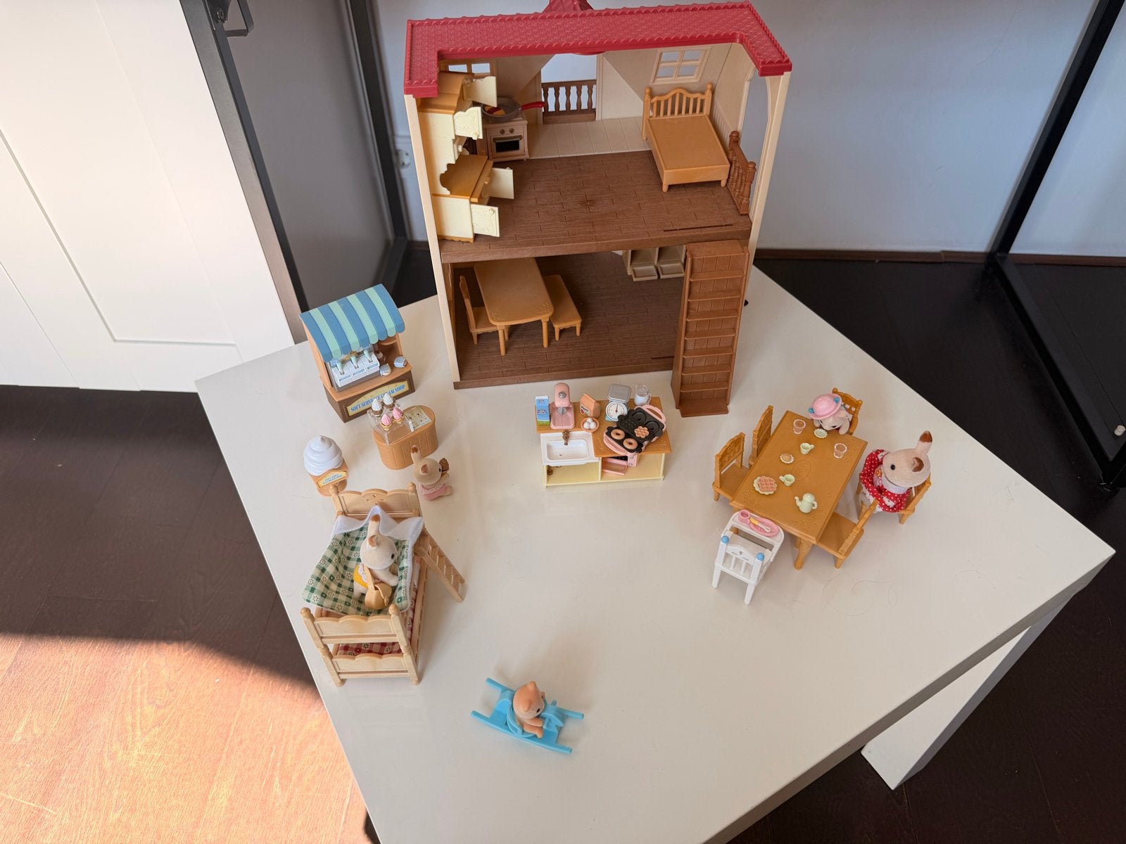 Sylvanian Families Poppenhuis met Meubels en Poppen, Ophalen, Zo goed als nieuw, Poppenhuis