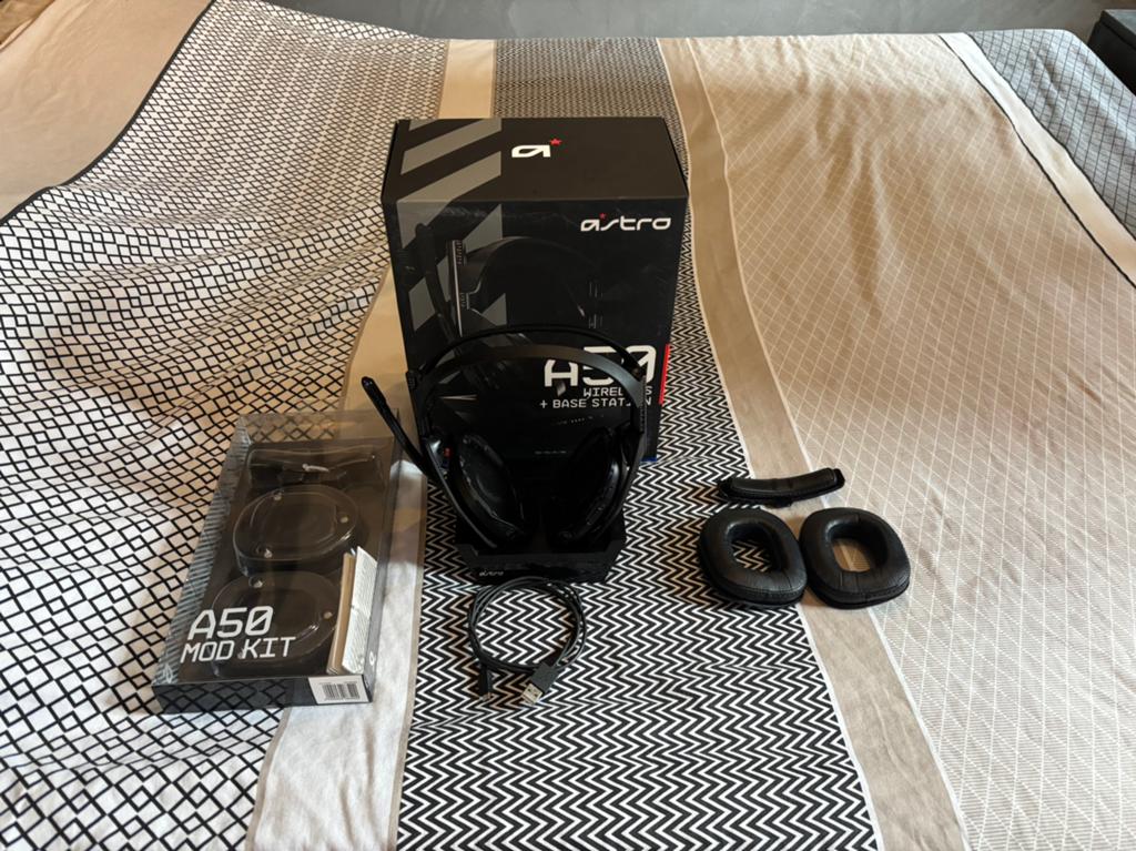Astro A50 Gen 4 Draadloze Gaming Headset + Mod Kit, Overige merken, Gebruikt, Ophalen of Verzenden, Over oor (circumaural)