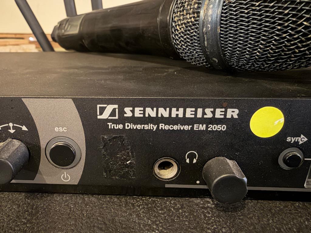 Sennheiser EM 2050 True Diversity Receiver met 2 microfoons, Ophalen, Gebruikt, Zangmicrofoon, Draadloos