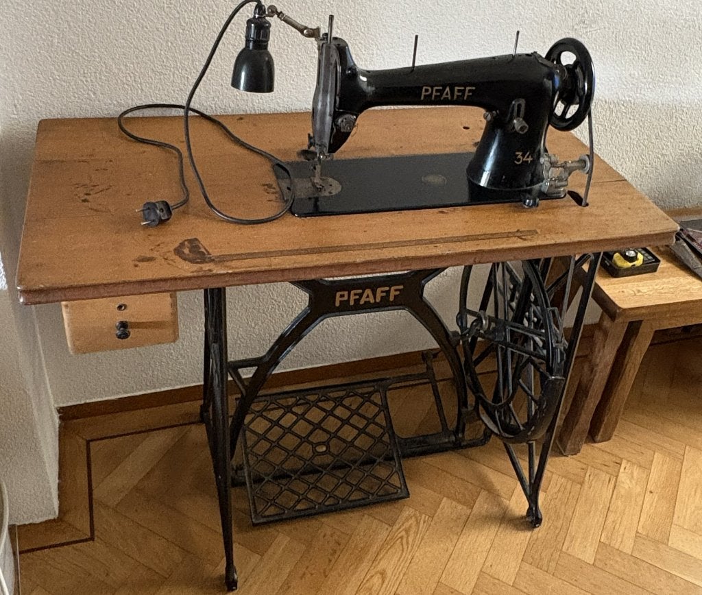 Pfaff trap naaimachine op houten onderstel, Antiek en Kunst, Antiek | Naaimachines, Ophalen