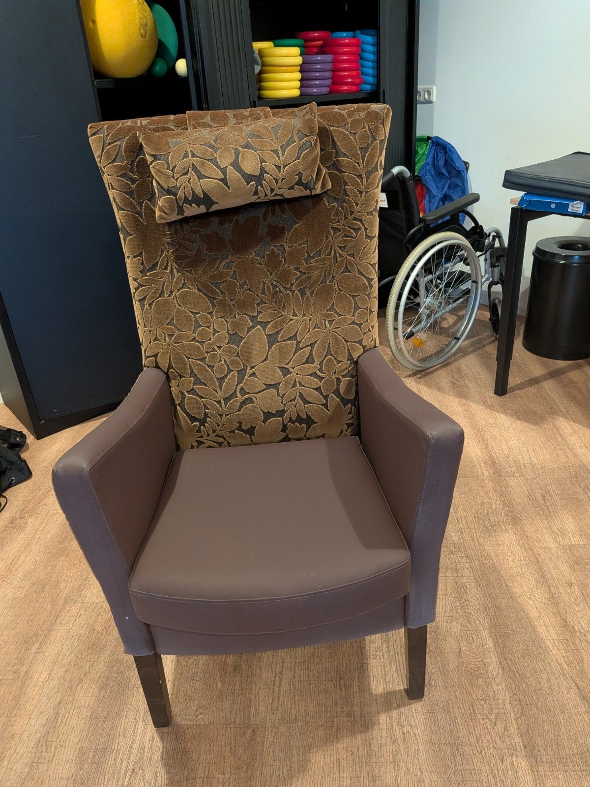 Senioren fauteuil, Ophalen, Zo goed als nieuw, Bruin, Eén